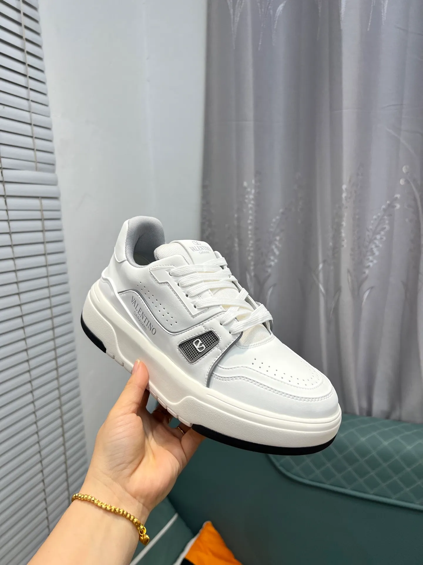 Men's men's shoes 💰660 𝑽𝒂𝒍𝒆𝒏𝒕𝒊𝒏𝒐 Valentino 𝑶𝒏𝒆𝑺𝒕𝒖𝒅 Couple's sneaker series Valentino 2025 latest couple's sneakers, celebrity style, hot sale. The original ZP was purchased and dismantled. Repeated pattern making and modification. I strive to restore the original version 1:1! Top luxury masterpiece, soft and comfortable, combining fashion and leisure, bringing excellent elegant texture and excellent on-foot comfort. Top purchase version upper: imported calfskin surface/original oil edge craftsmanship. Inner: water-dyed cowhide lining. Outsole: original development 𝐓𝐏𝐔 two-color combination outsole. Packaging: original configuration complete package. Code number: 35-44 yards. 34.45 can be customized. Can be customized (self-labeled-no label) order.